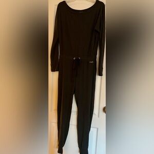 BOMBSHELL
WOMENS
ONE PIECE JUMPSUIT W/DRAWSTRING
SIZE MEDIUM